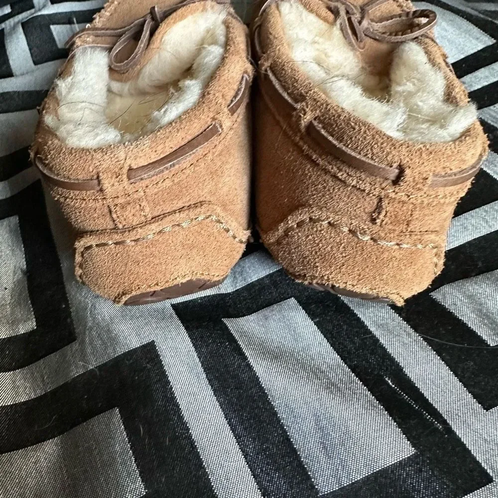 UGG Dakota Slipper - Little Kid / Big Kid - Chestnut
